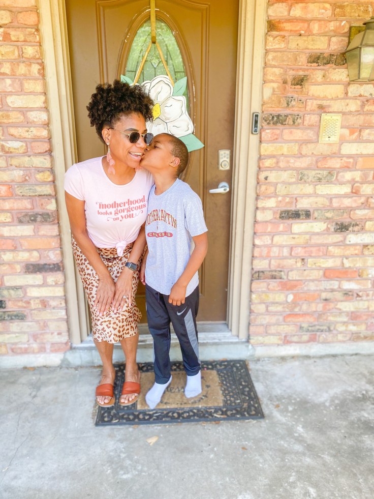 Porch photos are so easy to take. Decorate your porch and snap. #familyphotos #familyphotoshoot #familyphotoideas #mothersonphotos #familyphotosession