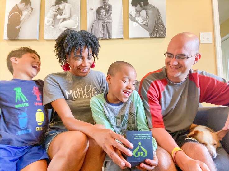 Laughter is great medicine for family photos. #familyphotos #familyphotoideas #laughingphotos #familyphotoshoot #kidsphotoideas