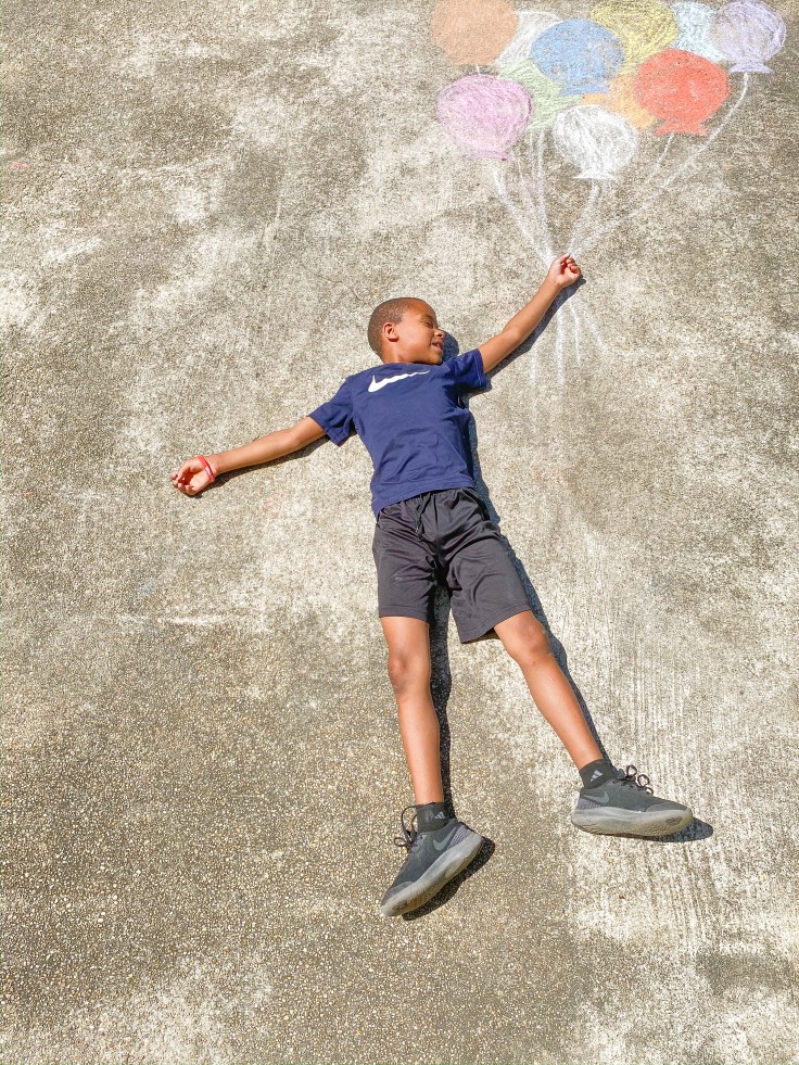 Chalk art is an easy way to take family photos at home. #familyphotos #familyphotoideas #familyphotoshoot #photosathome #chalkartphotos