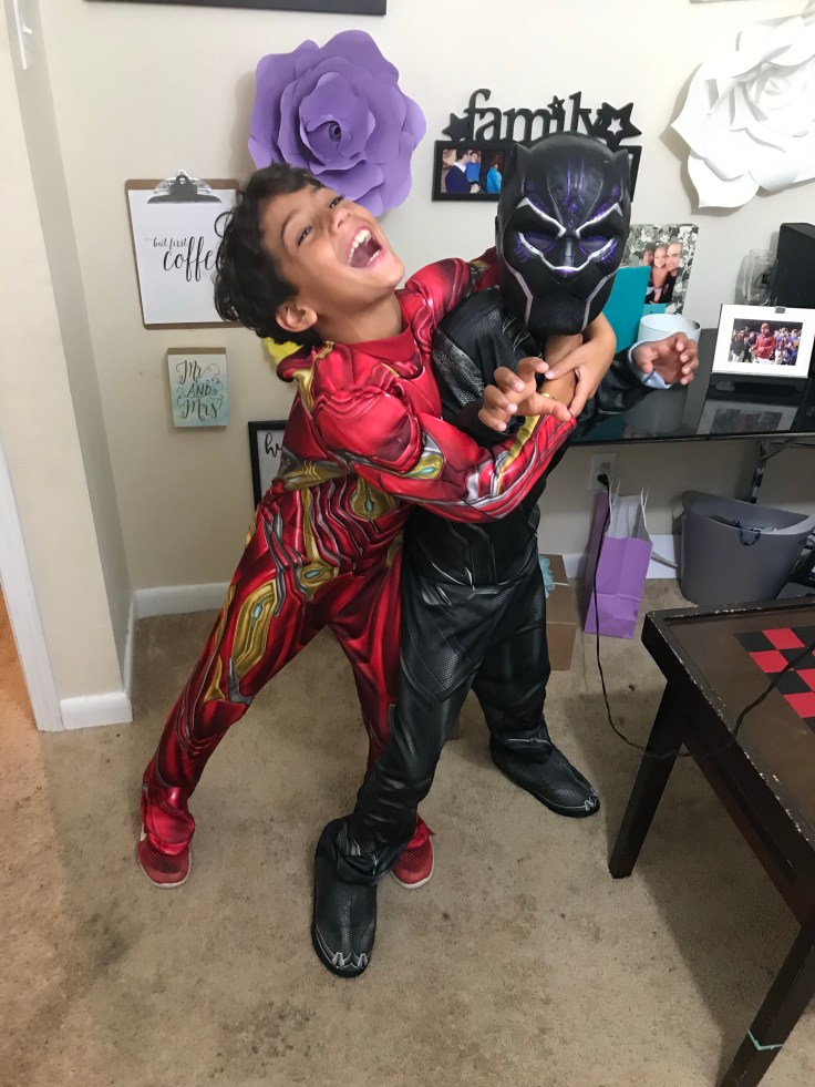 Who does not love a photo with hugs in it? #familyphotoideas #familyphotos #brothersphoto #costumesphoto #hugsphoto#photosathome #kidsphotos