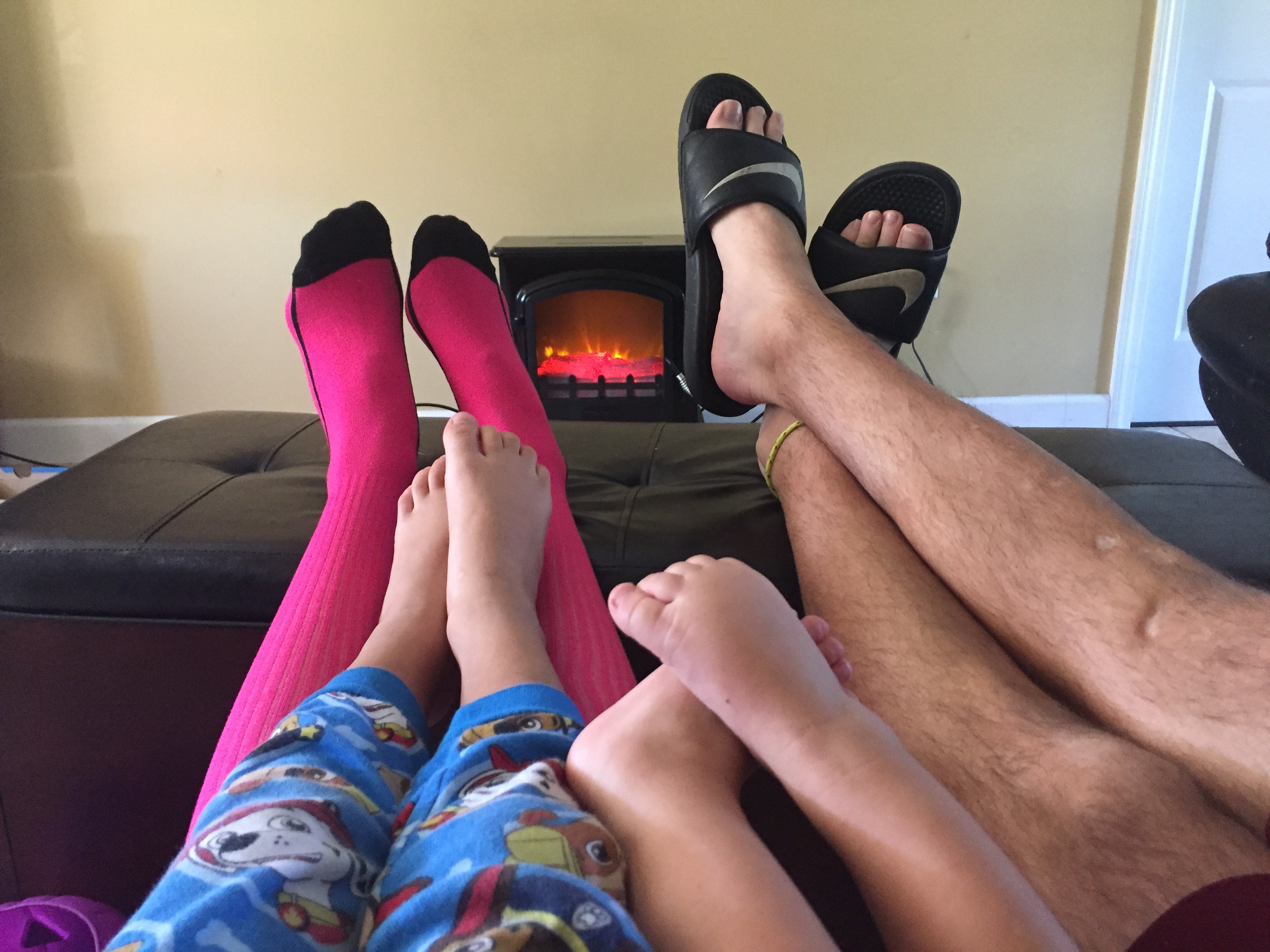 Feet photos are always a fun family photo ideas. #familyphotos #familyphotoideas #feetphotos #familyphotoshoot #kidsphotoideas