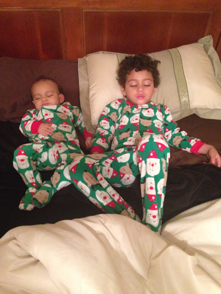 Pajamas photos and sleeping photos are both wins. #familyphotos #familyphotoideas #sleepingphotos #familyphotoshoot #kidsphotoideas