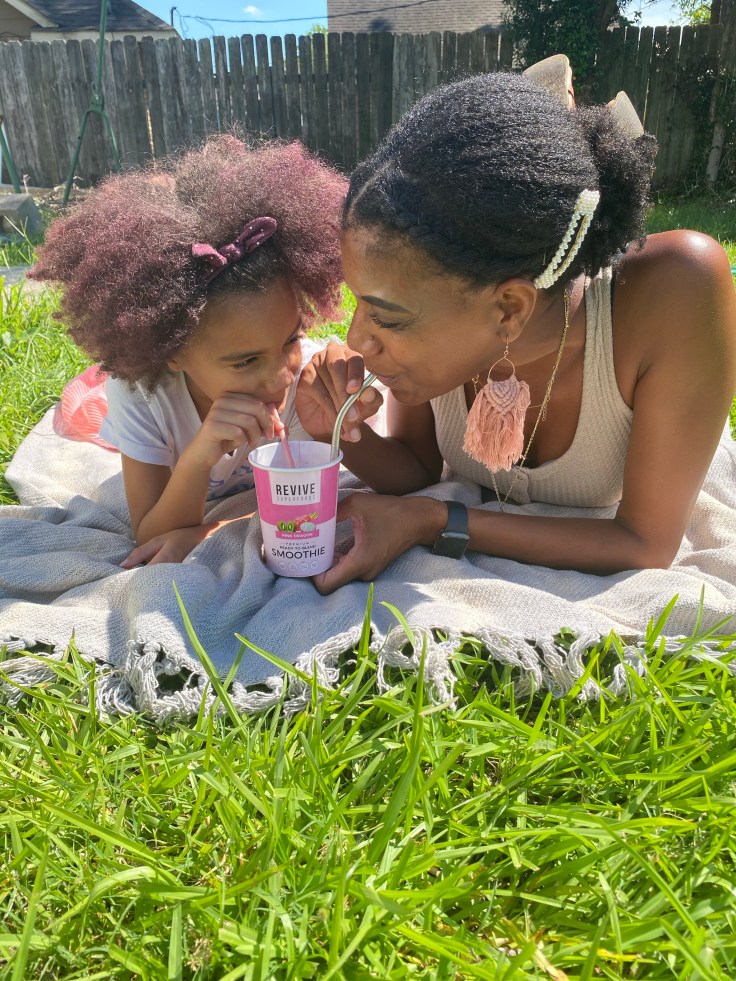 Summer Activity - Picnic #summeractivities #summerbucketlist #summeractivitiesforkids #cheapactivitiesforkids #freeactivitiesforkids #summerfun