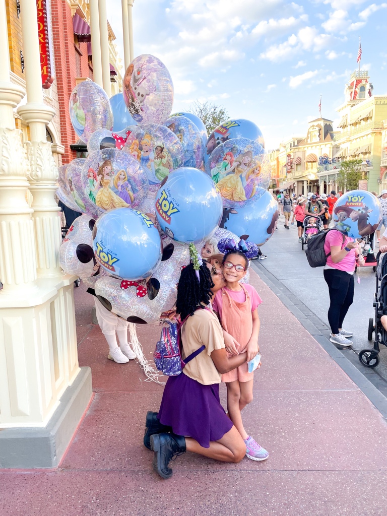 Disney World's Magic Kingdom Main Street Balloon Photo | ordinarilyextraordinarymom #disneyworldphotos #disneyphotos #disneyphotospots #disneyphotoideas #disneyphotoideaskids