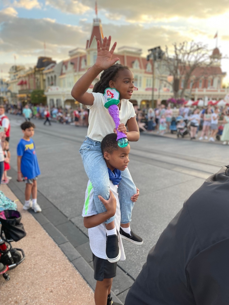 Disney World Photo Idea - Put a kid on your shoulders  ordinarilyextraordinarymom #disneyworldphotos #disneyphotos #disneyphotospots #disneyphotoideas #disneyphotoideaskids