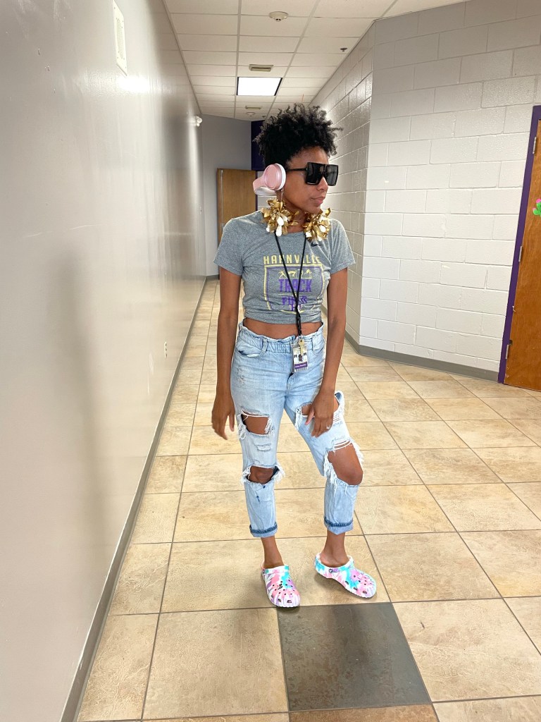 Tie a back know to style a graphic tee | ordinarilyextraordinarymom #graphictees #graphicteeoutfit #graphictshirt #graphictshirtoutfit#stylingagraphictee