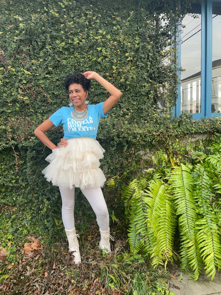 Tie a front knot in a graphic tee to style it. You can wear it over a dress and tuck the knot if you'd like. | ordinarilyextraordinarymom #graphictees #graphicteeoutfit #graphictshirt #graphictshirtoutfit#stylingagraphictee